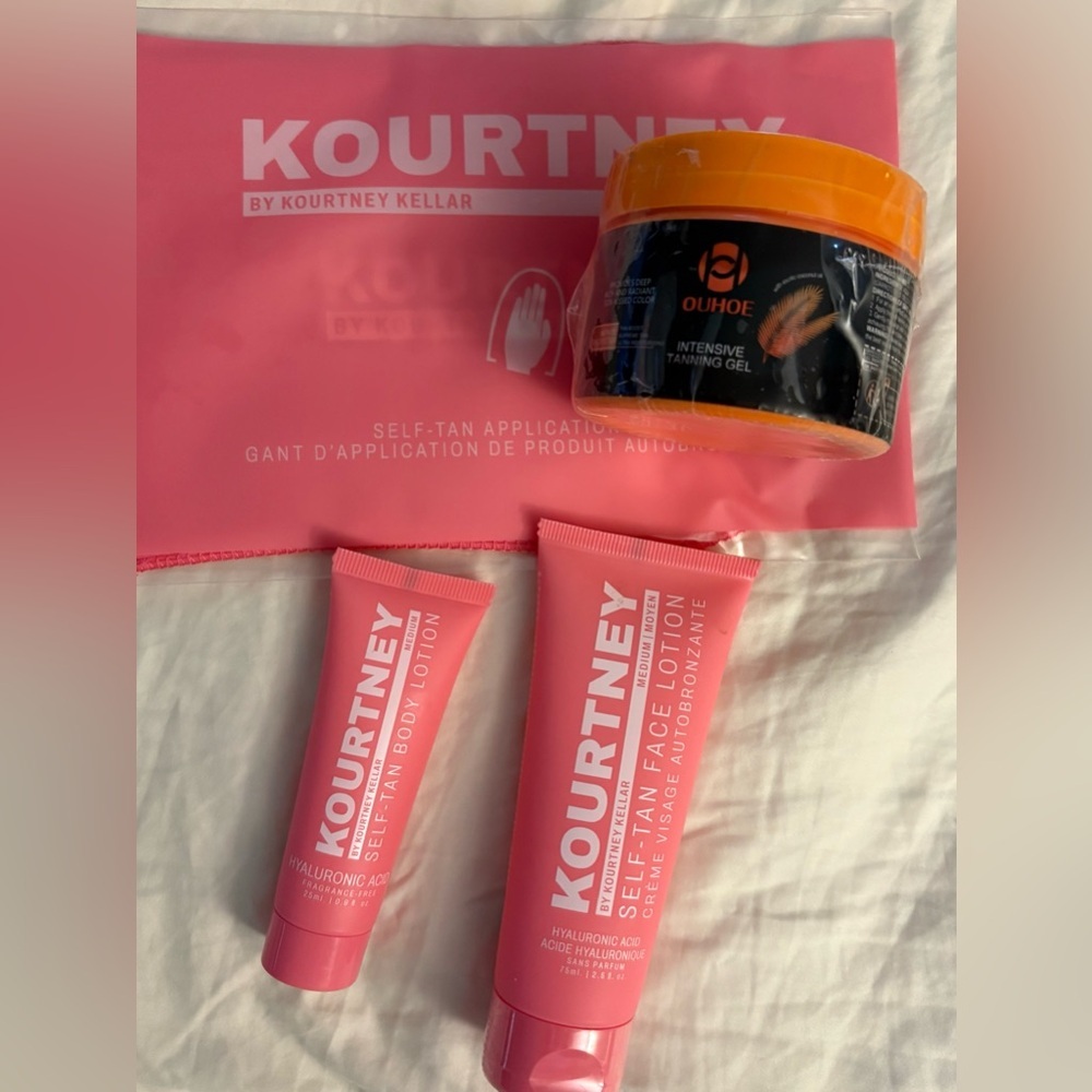 NEW-Kourtney SelfTanning Set
Yellow puffer pouch
1 Glove & 2 Tanners & Pouch